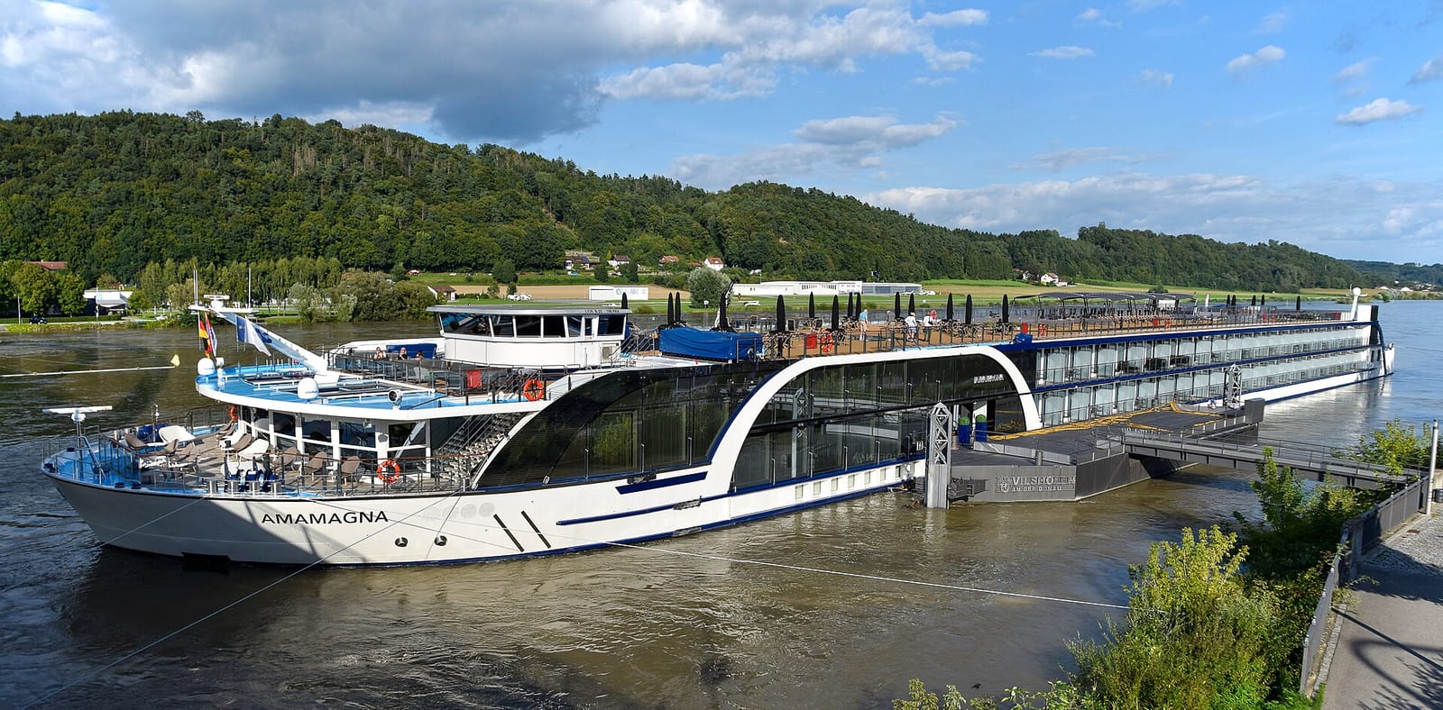 AmaMagna (ship exterior)